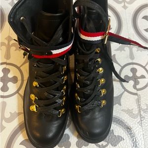 Euc womens size 8 lace up boots